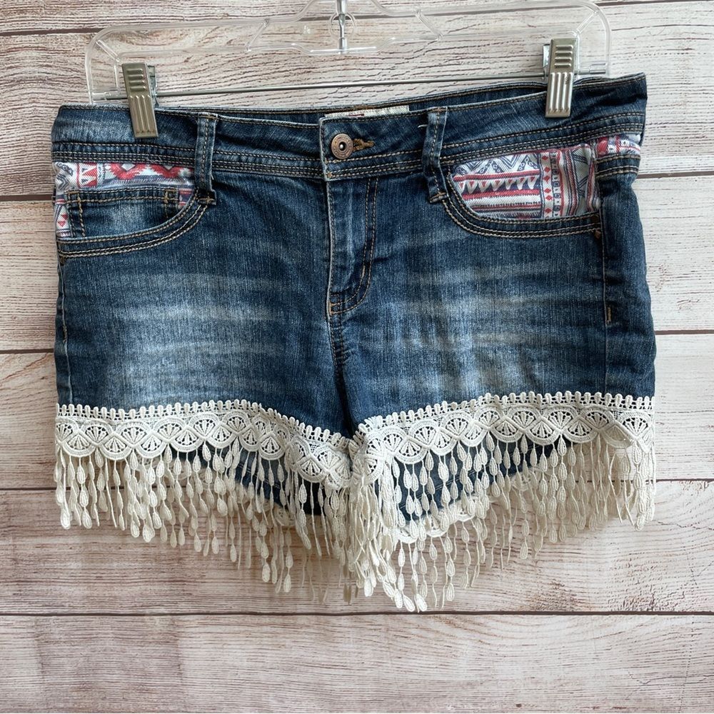 LEI ASHLEY LOW‎ RISE JEAN SHORTS WITH CROCHET FRINGE - Picture 2 of 4